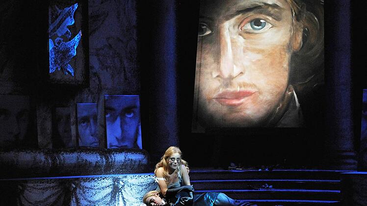 Tödliches Finale: Joel Annmo als Dorian Gray, Anna Gütter als Sibyl Vane.  Foto: Andrea Kremper