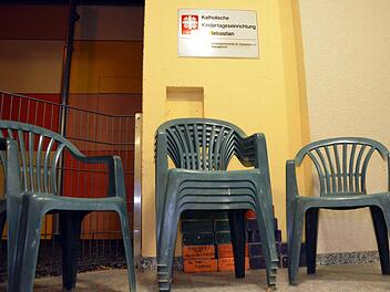 Ein Bild mit Symbolcharakter: Die leeren Plastikstühle vor dem Kindergarten. Foto: Peter Rauch