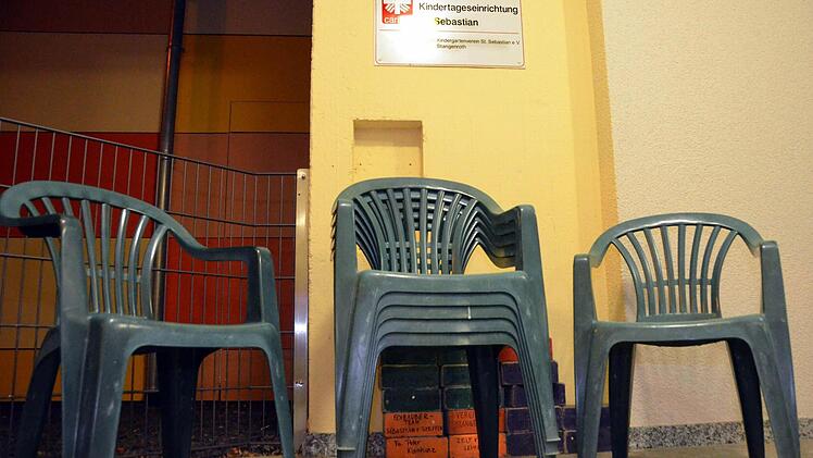 Ein Bild mit Symbolcharakter: Die leeren Plastikstühle vor dem Kindergarten. Foto: Peter Rauch