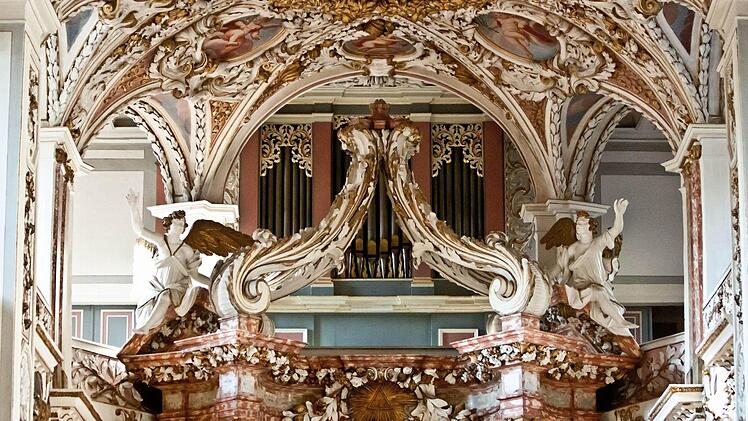 Blick zur Orgelempore in der Schlosskirche der Coburger Ehrenburg.