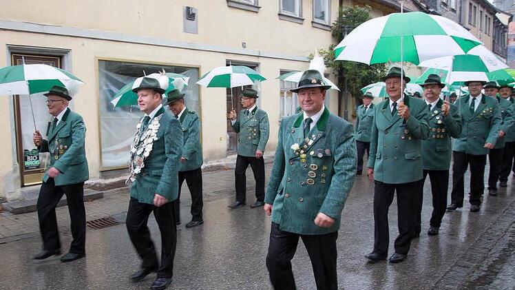 Haltung bewahren: Die Königlich Privilegierten in Reih und Glied.