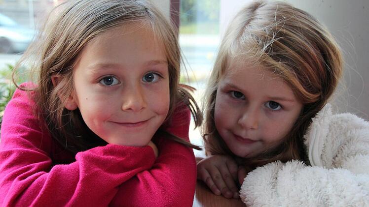 Die beiden Schwestern Liliana und Celina Schmitt sind große Urmal-Fans und waren begeistert von der spannenden Geschichte. Foto: Sabrina Friedrich