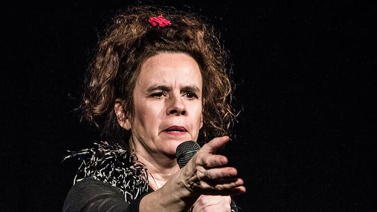 Nessi Tausendschön bei ihrem Auftritt im "Schwarzen Bären". Foto: Jochen Berger