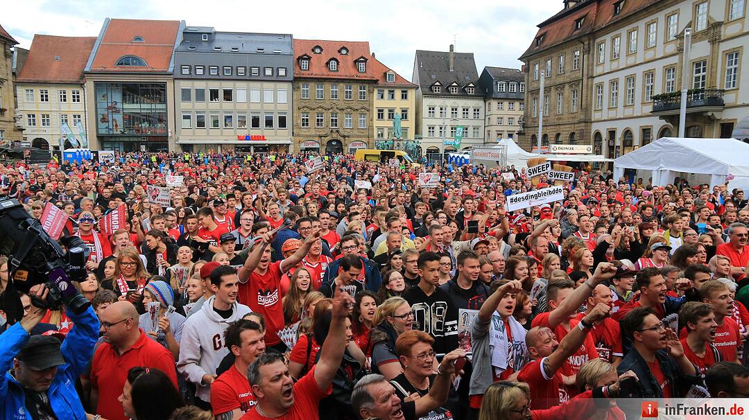 Bamberg feiert deutsche Basketballmeisterschaft im Regen