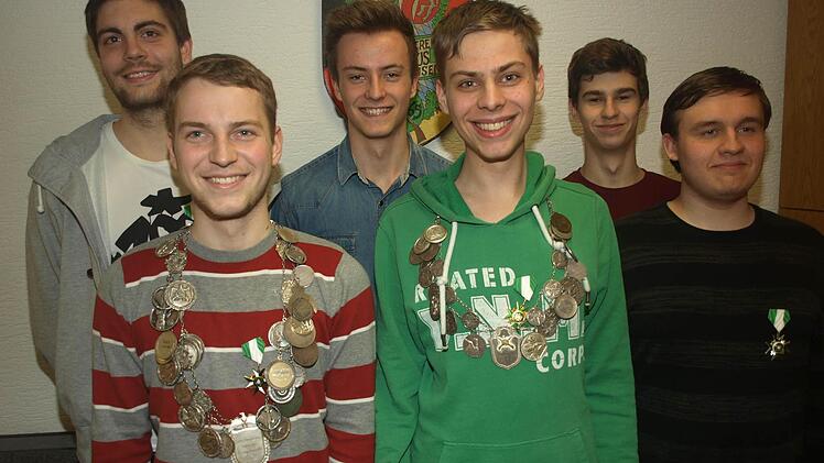 Nach zweijähriger Pause führte der Schützenverein sein Königsschießen durch. Auf unserem Foto stehen (von links) Manuel Nöth (1. Ritter), Thomas Koch (Schützenkönig), Manuel Reith (2. Ritter), Michael Koch (Jugendkönig), Felix Greubel (2. Jugendritter) und Marius Bieber (1. Jugendritter).  Foto: Stefan Geiger
