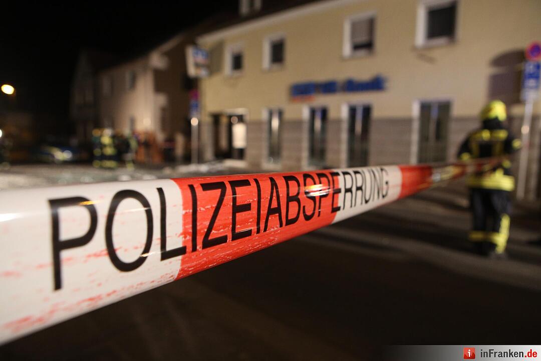 Unbekannte sprengen Geldautomat im Kreis Schweinfurt – Großfahndung läuft