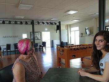 Jugendpflegerin Vanessa Nadler (r.) freut sich auf die Eröffnung des Jugendtreffs. Vera Hammerand hatte gerade letzte Hand angelegt, damit alles glänzt. Foto: Petra Malbrich