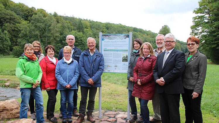 Sie alle waren an dem Projekt beteiligt: von links Doris Prokorny vom Biosphärenreservat, Cordula Kuhlmann von der Regionalstelle, Marianne Raab vom Rhönklub Zweigverein Burkardroth, Wolfgang Fuchs von der Regionalstelle, Alexandra Metz vom Tourismusverband Burkardroth, Klaus Wehner, Stefanie Wehner, Christine Pfaff von der Bayernwerk AG, Bürgermeister Waldemar Bug, Anton Koch von der VR-Bank und stellvertretende Landrätin Monika Horcher. Kathrin Kupka-Hahn