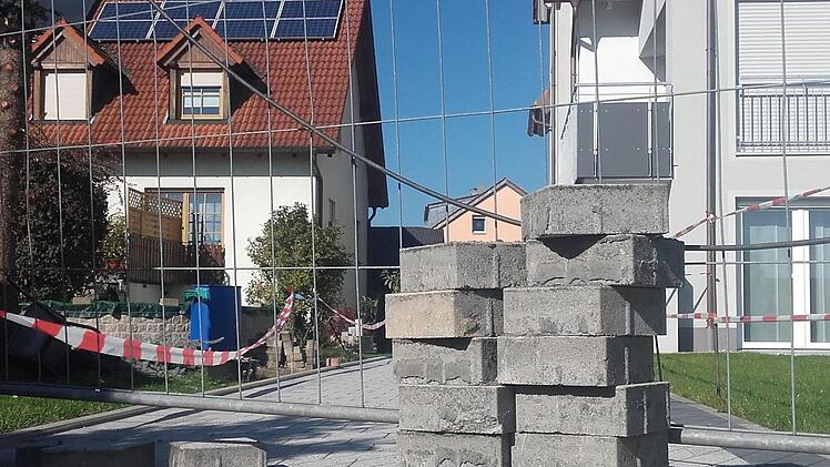 Stopp! Hier geht es nicht weiter. Noch nicht. Wir wagten den Blick hinter die Absperrung,  hier von der Valentinstraße aus, wo Hallstdts Stadtpark entsteht.Foto: Anette Schreiber