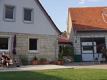 Stolz sitzen Sascha und Kerstin Schmidt mit Töchterchen Lilly auf der Terrasse vor ihrem sanierten Anwesen in Geusfeld- Kerstin Schmidts Bruder Christian Stumpf half bei der Sanierung des Gebäudes aus dem 17. Jahrhundert. Fotos: Sabine Weinbeer