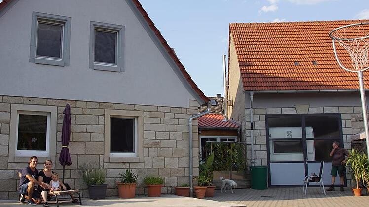 Stolz sitzen Sascha und Kerstin Schmidt mit Töchterchen Lilly auf der Terrasse vor ihrem sanierten Anwesen in Geusfeld- Kerstin Schmidts Bruder Christian Stumpf half bei der Sanierung des Gebäudes aus dem 17. Jahrhundert. Fotos: Sabine Weinbeer