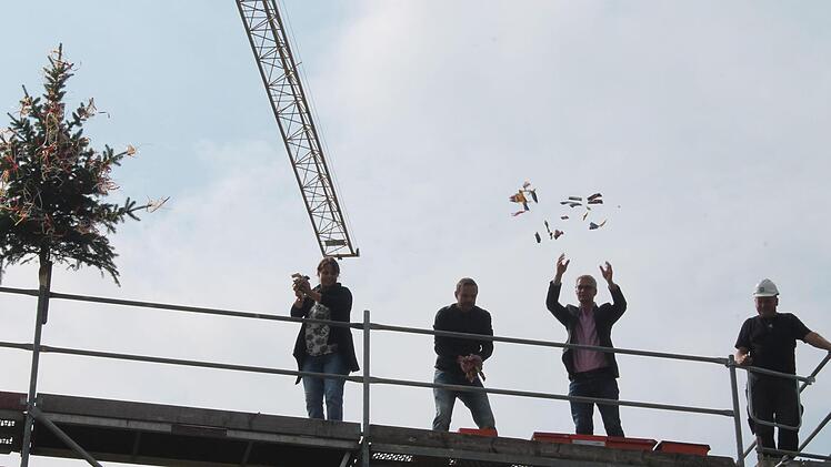 Alles Gute von oben: Oberbürgermeister Uwe Kirschstein (r.) und Mitarbeiter der Stadt warfen das Naschwerk vom Dach