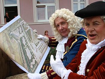 Balthasar Neumann (Bildmitte, dargestellt von Otmar Lutz) ist eine der historischen Persönlichkeiten beim Rakoczyfest. Gemeinsam mit Apotheker Georg Anton Boxberger (rechts Darsteller Erwin Back) entdeckte er die Rakoczy-Quelle 1737 neu. Zudem hinterließ er in Franken zahlreiche Baudenkmäler.  Foto: Benedikt Borst