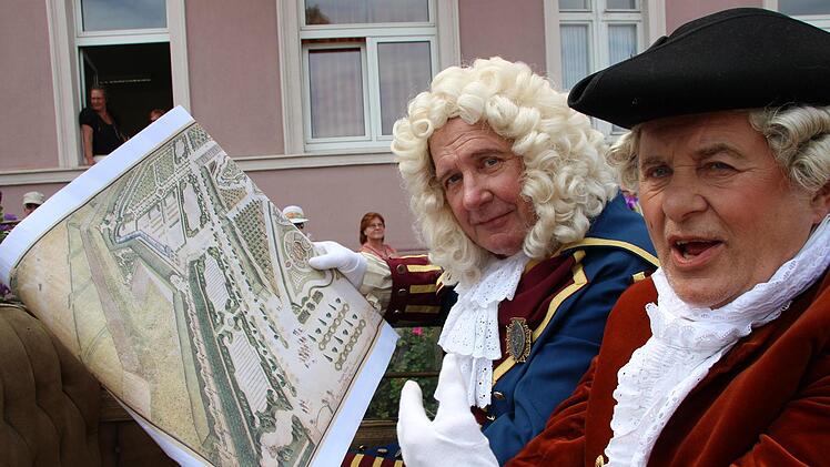 Balthasar Neumann (Bildmitte, dargestellt von Otmar Lutz) ist eine der historischen Persönlichkeiten beim Rakoczyfest. Gemeinsam mit Apotheker Georg Anton Boxberger (rechts Darsteller Erwin Back) entdeckte er die Rakoczy-Quelle 1737 neu. Zudem hinterließ er in Franken zahlreiche Baudenkmäler.  Foto: Benedikt Borst