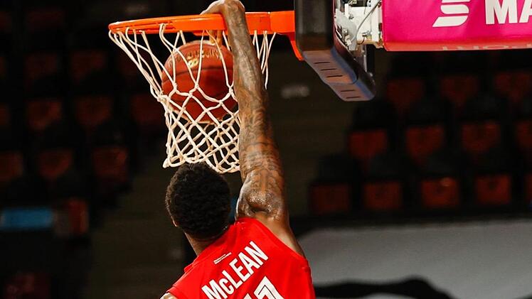 Der Frankfurter Matthew McQuaid (vorne) kann nur noch zuschauen, wie der Bamberger Tré McLean den Ball durch in den Korb stopft. Foto: Daniel Löb/Pool