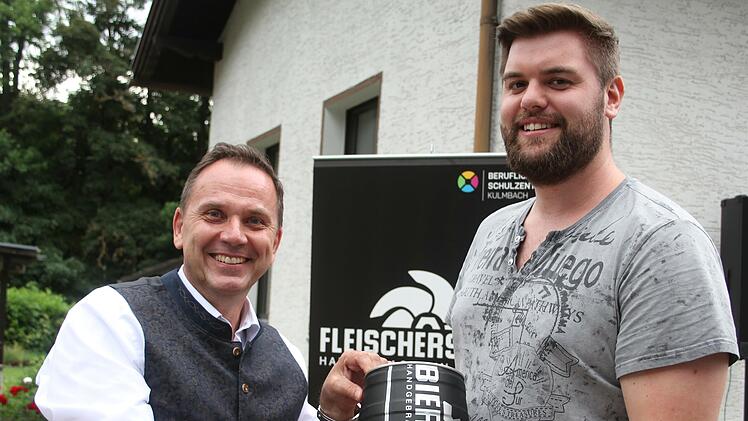 Unter den Teilnehmern wurde ein Fässla verlost: Der Gewinner war Torsten Hübner. Der Leiter des beruflichen Schulzentrums überreichte das Fass.