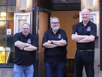 Vom Stammgast zum Wirt: Detlev Winterstein (von links), Tom Schulze und Peter Kohlhepp sind die neuen Pächter der König-Pilsener-Stube.