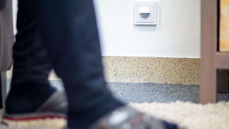 Sensoren erkennen, wenn der Bewohner nachts aufsteht und schalten Orientierungslichter ein. Foto: Hassan Akhtarini, Zentrum für Telemedizin Bad Kissingen