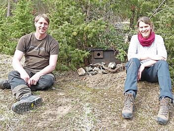 Ranger Martin Kreisel und Birgit Elitzer-B&ouml;hner vom Landratsamt mit einem Wiedehopf-Nistkasten