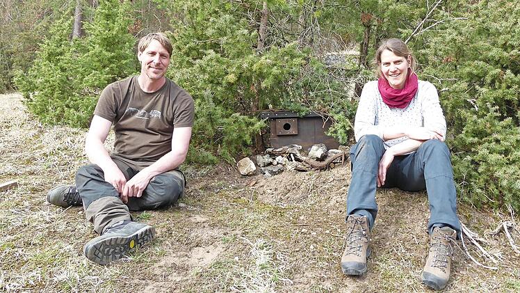 Ranger Martin Kreisel und Birgit Elitzer-B&ouml;hner vom Landratsamt mit einem Wiedehopf-Nistkasten