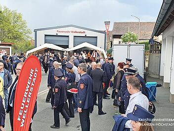 Zahlreiche G&auml;ste kamen zu der Einweihung des neuen Feuerwehrger&auml;tehauses.
