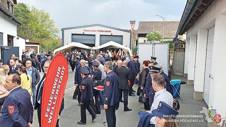 Zahlreiche G&auml;ste kamen zu der Einweihung des neuen Feuerwehrger&auml;tehauses.