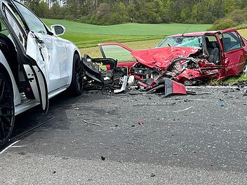 Zwei Tote bei Frontalkollision: Missgl&uuml;cktes &Uuml;berholman&ouml;ver f&uuml;hrt zu Unfall