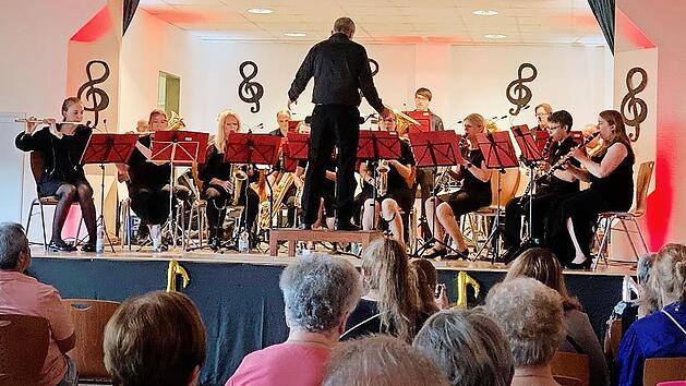 Wie vielseitig ihre Musik ist, stellte die Feuerwehrkapelle Reiterswiesen bei dem Konzert „Summernight Music and more“ unter Beweis.