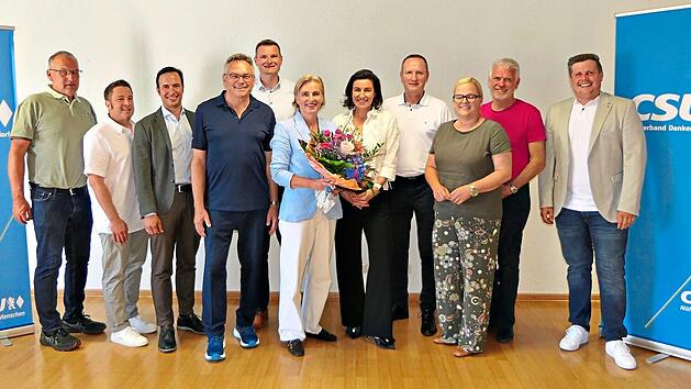 B&uuml;rgermeisterkandidatin Stephanie Graser (sechste von links) erhielt zahlreiche Gl&uuml;ckw&uuml;nsche. Von links: Dietmar Hofmann (Ortsvorsitzender Kirchaich), Felix Ortegel (Ortsvorsitzender Schleichach-Fatschenbrunn und Ortssprecher von Fatschenbrunn), M...