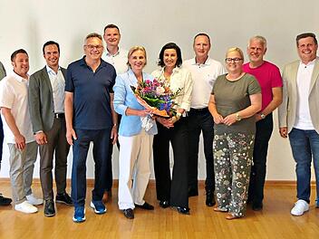 B&uuml;rgermeisterkandidatin Stephanie Graser (sechste von links) erhielt zahlreiche Gl&uuml;ckw&uuml;nsche. Von links: Dietmar Hofmann (Ortsvorsitzender Kirchaich), Felix Ortegel (Ortsvorsitzender Schleichach-Fatschenbrunn und Ortssprecher von Fatschenbrunn), M...