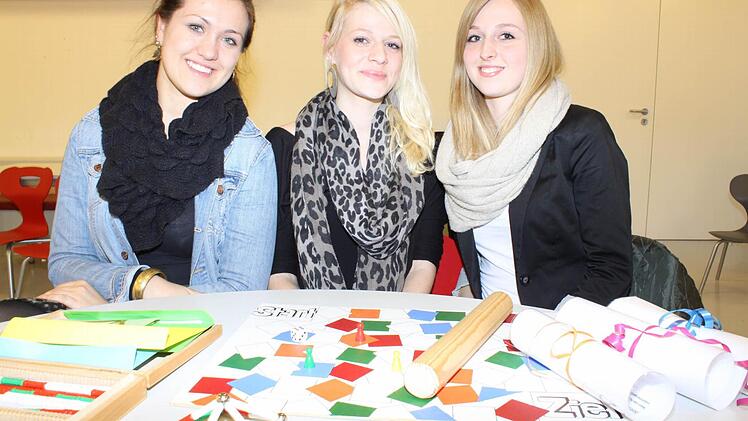 Katharina Degen, Franziska Foth und Christina Hedrich haben sich eine Mathespiele zum Knobeln überlegt. Foto: Carmen Schmitt