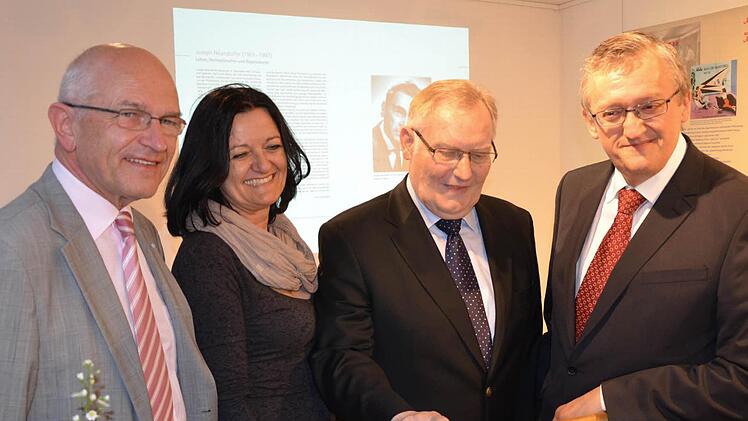 Das Herausgeberteam (Renate Kühhorn, Wolfgang Rössler und Günter Dippold, v.l.) mit Landrat Günther Denzler (l.)