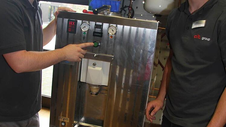 Einen der schmackhaftesten Stände betreuen David Rollheiser und Sven Distler, beide von ait Deutschland. Sie verkaufen auf der Ausbildungsmesse Lunamil-Eis Foto: Sonja Adam