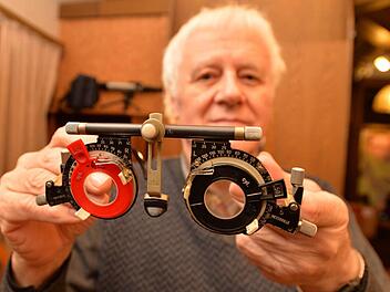 Im Augenoptikerhandwerk - hier Optiker Rudi Dietrich von der Firma Heuer in Bamberg - besteht noch die Meisterpflicht. Der Beruf ist einer von 41 meisterpflichtigen Gewerken in Deutschland. Dass der Meisterbrief bleibt, dafür kämpfen auch die Handwerker in Franken. Foto: Ronald Rinklef