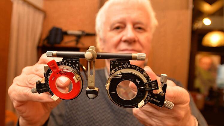 Im Augenoptikerhandwerk - hier Optiker Rudi Dietrich von der Firma Heuer in Bamberg - besteht noch die Meisterpflicht. Der Beruf ist einer von 41 meisterpflichtigen Gewerken in Deutschland. Dass der Meisterbrief bleibt, dafür kämpfen auch die Handwerker in Franken. Foto: Ronald Rinklef