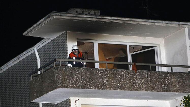 Großeinsatz der Coburger Feuerwehr bei einem Wohnungsbrand in der Samuel-Schmidt-Straße, der sich als Brandstiftung erwies.Foto: Michael Stelzner