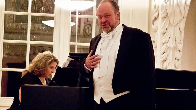 "Zauber der Operette": Beate und Pieter Roux gastierten im Riesensaal der Coburger Ehrenburg.Foto: Jochen Berger