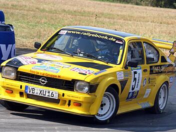 Uwe Kiehm und Co-Pilotin Andrea Bemmann durften sich am Ende über den Gesamtsieg freuen. Das Ergebnis ihrer beherzten Fahrt im Opel Kadett C Coupé wurde am Ende noch durch einen Fehler der Konkurrenz begünstigt. Foto: Karlheinz Franz