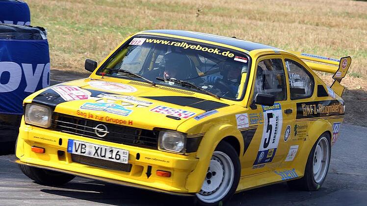 Uwe Kiehm und Co-Pilotin Andrea Bemmann durften sich am Ende über den Gesamtsieg freuen. Das Ergebnis ihrer beherzten Fahrt im Opel Kadett C Coupé wurde am Ende noch durch einen Fehler der Konkurrenz begünstigt. Foto: Karlheinz Franz