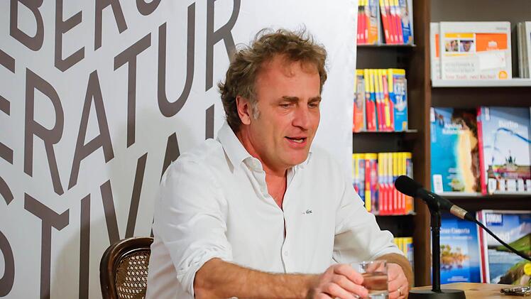 Alex Capus bei seiner Lesung im Bamberger Medienhaus Hübscher Foto: Matthias Hoch