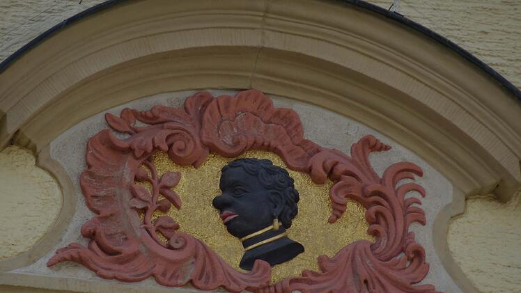 Mohrenkopf am Schmuck über einem Fenster im zweiten Stock des Rathauses. Foto: Jochen Berger
