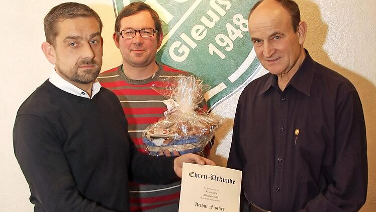 Marco Schramm (links) konnte in der Versammlung Arthur Fischer (rechts) zum Ehrenmitglied des TSV Gleußen ernennen. Außerdem wurde Stefan Müller (Mitte) besonders geehrt, der 16 Jahre für die Finanzen des Vereins zuständig war.  Foto: Michael Stelzner