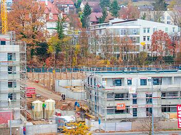 Bodenbewegungen während des Baus der Wohnanlage an der Bayreuther Straße haben zu Rissbildungen an dem oberhalb der Spundwände gelegenen Seniorenzentrum Jörg-Creutzer geführt.  Foto: Andreas Oswald