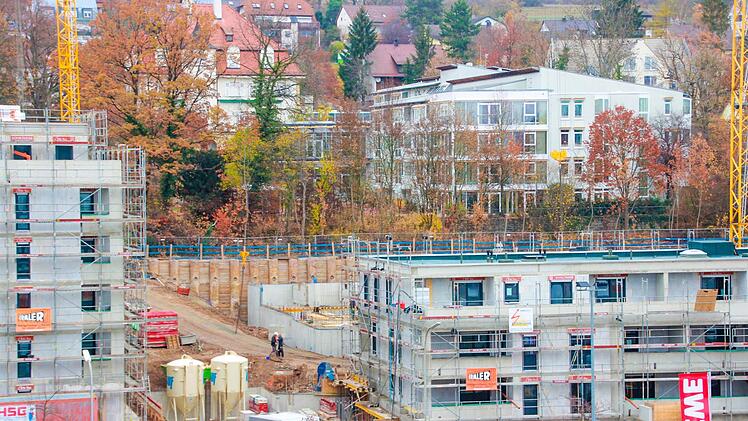 Bodenbewegungen während des Baus der Wohnanlage an der Bayreuther Straße haben zu Rissbildungen an dem oberhalb der Spundwände gelegenen Seniorenzentrum Jörg-Creutzer geführt.  Foto: Andreas Oswald