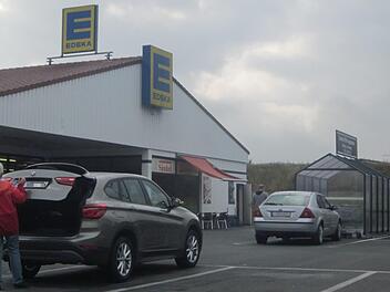 Noch ein halbes Jahr geöffnet - dann schließt Heinz Hattel seinen Edeka-Markt in Mainleus. Foto: Stephan Tiroch