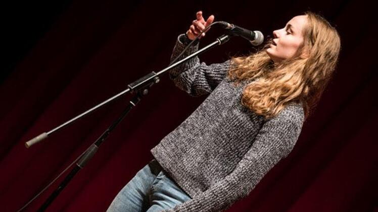 Die Regensburger Poetry Slamerin Rahel Behnisch tritt am 6. November zum ersten Mal in Münnerstadt auf. Manfred Manger/Behnisch