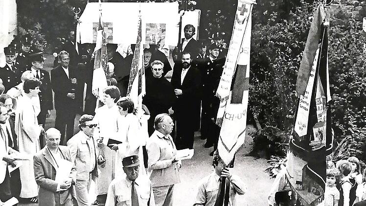 Dieses Bild zeigt die Andachtsstation der Schwedenprozession am Oberen Tor im Jahr 1981, also vor 40 Jahren.