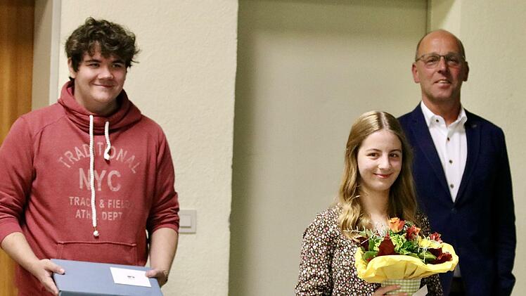 Bürgermeister Gerd Kleinhenz gratulierte auch Mirco Stankovic und Julia Galaschek für deren herausragende schulische Leistungen, gerade im Jahr der Pandemie.