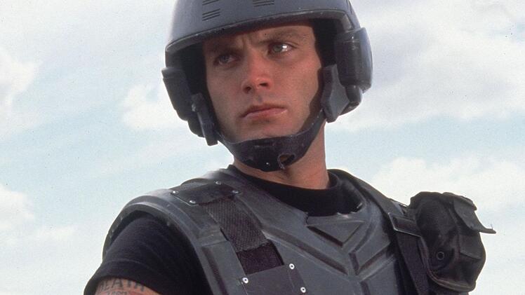 Johnny Rico (Casper Van Dien) will unbedingt zu den Space Marines und Bugs platt machen.