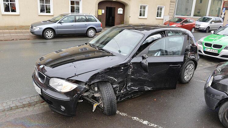 Der schwarze BMW, der in die Kollision verwickelt war.